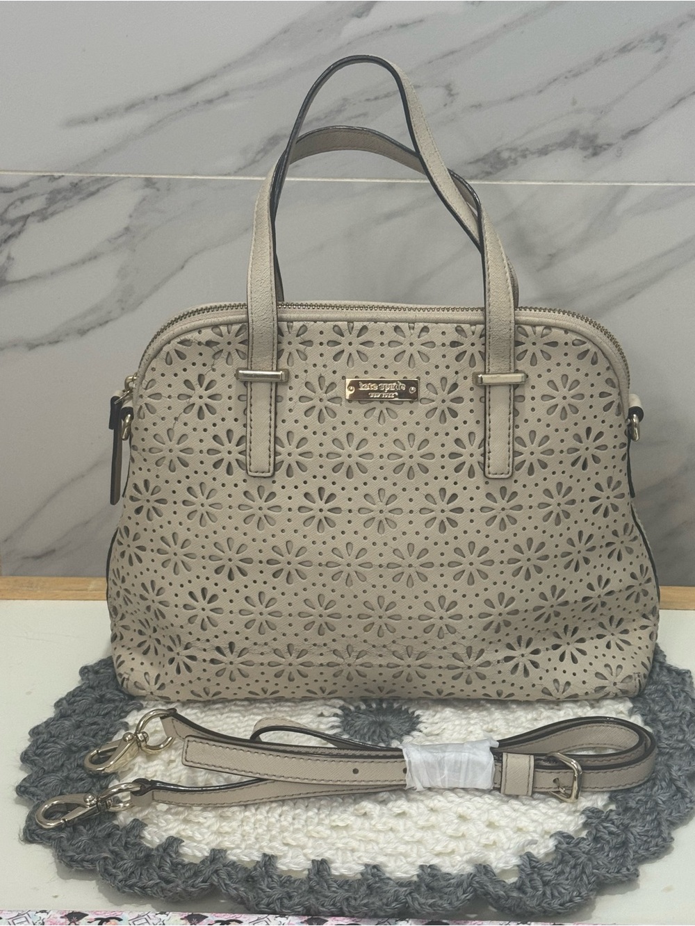 Kate Spade Satchel Cedar Street Dome with detachable Strap like new